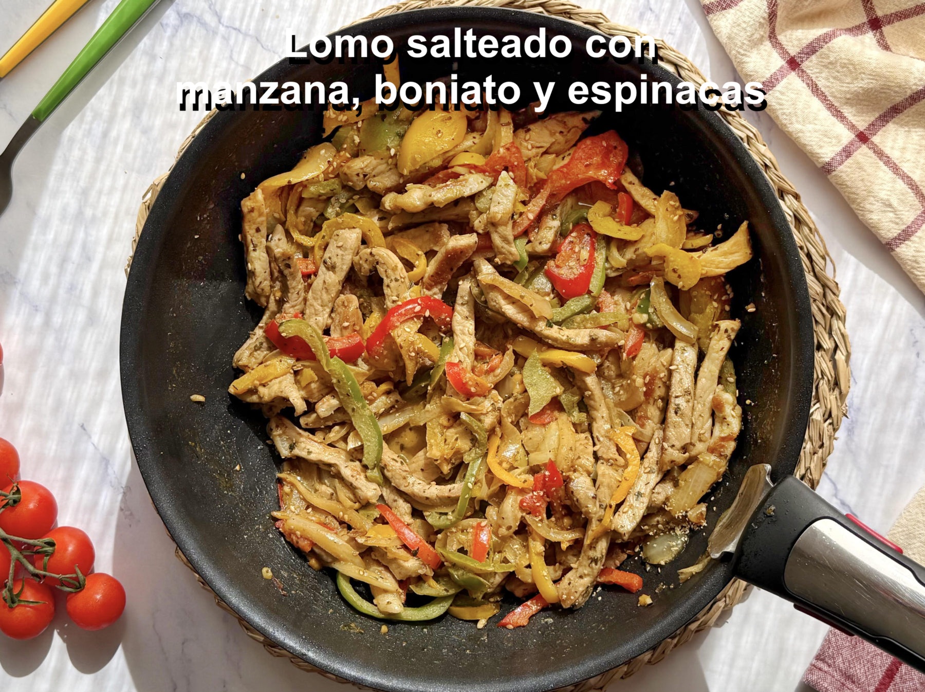 Lomo salteado con manzana, boniato y espinacas