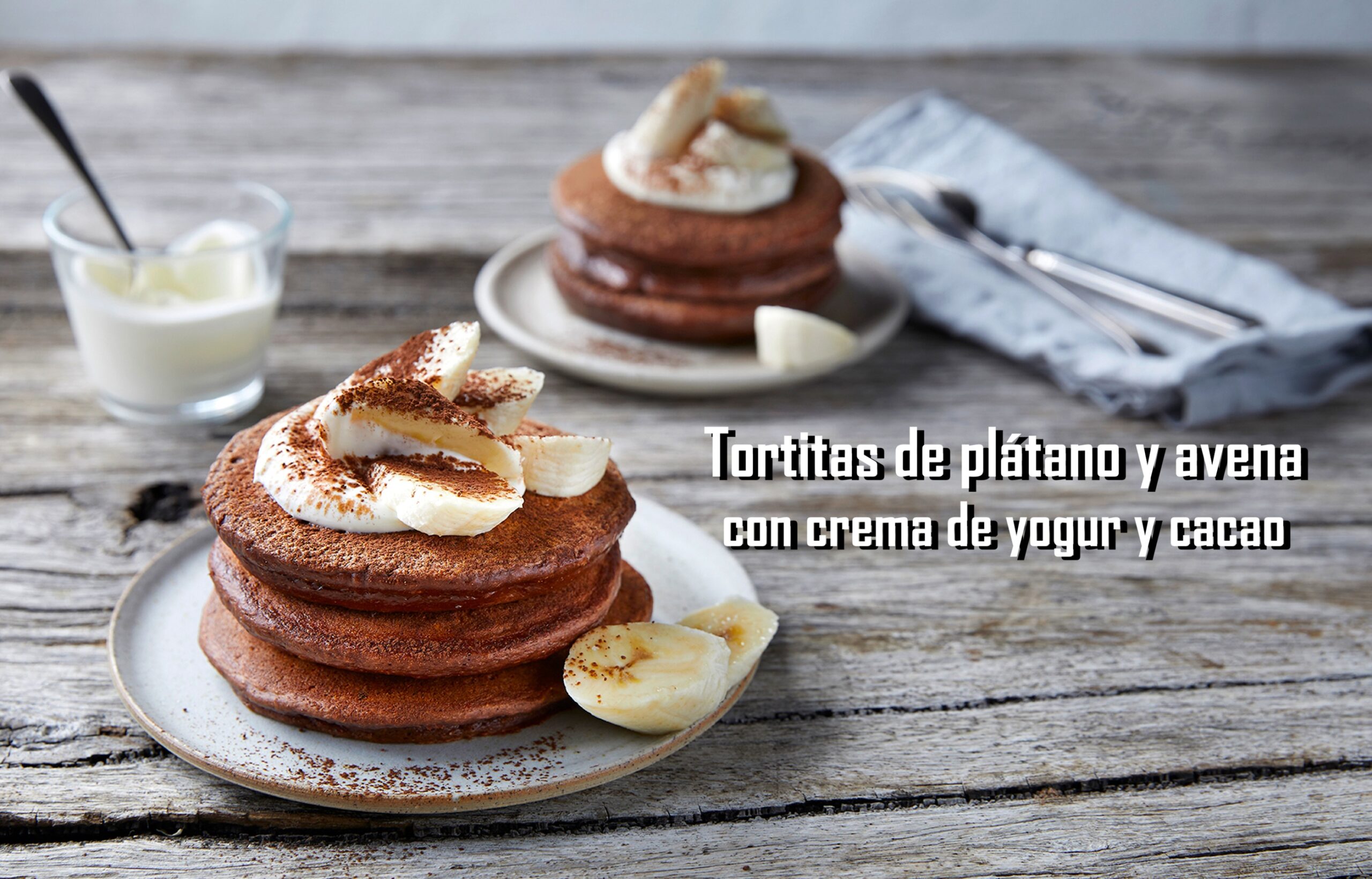 Tortitas de plátano y avena con crema de yogur y cacao